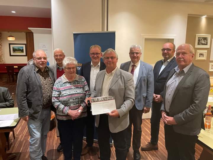 Geehrte und Gratulanten auf einem Blick: von links nach rechts:
Verbandsvorsitzender Ralf Eggers, Karl-Heinz Heckmann, Annemarie Uhrner, MdL Volker Meyer, Rudolf Frenken, Kreisvorsitzende Axel Knoerig, Stellv. Verbandsvorsitzender Wilken Hartje, Peter Fr