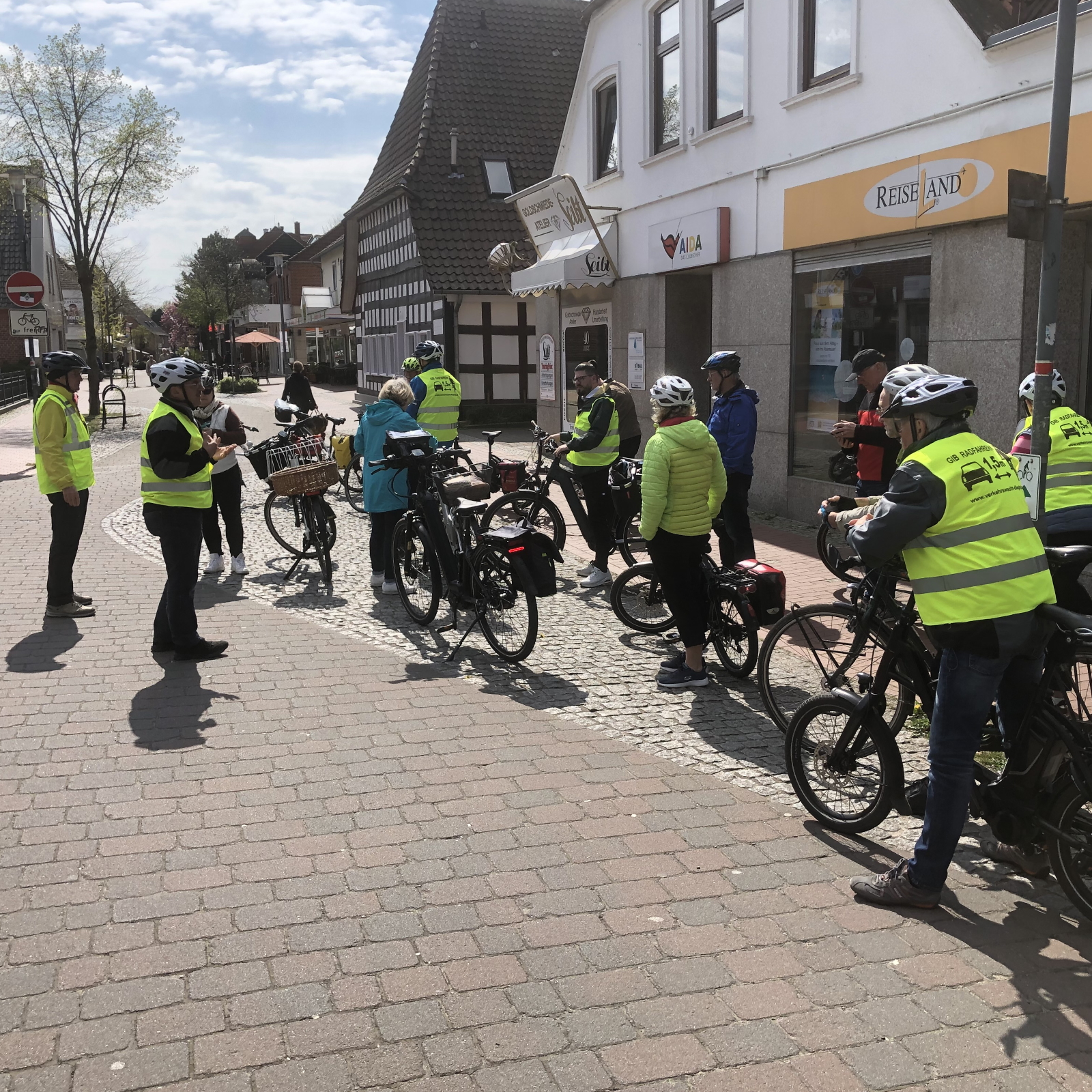 Angeleitet durch erfahrene Helfer des ADFC radeln die Teilnehmer durch die Hauptstrae.