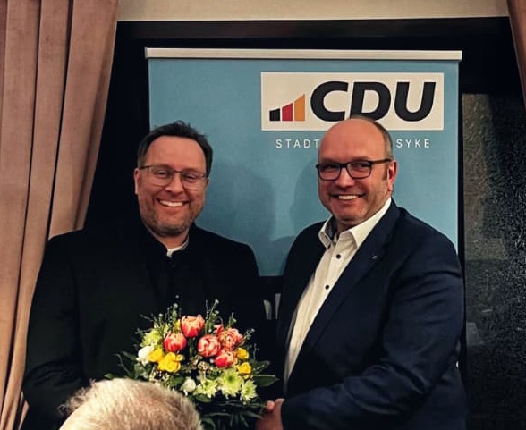 Der scheidende Vorsitzende Jan Lindemann (links) gratuliert Wilken Hartje zur Nominierung.